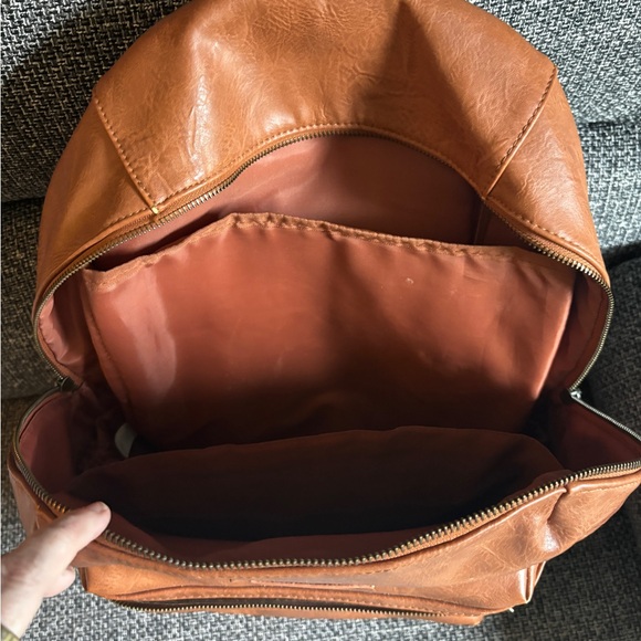 Honest Company Backpack :: City Bag in Leather - Picture 4 of 6